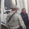 policías auxilian a un conductor asaltado