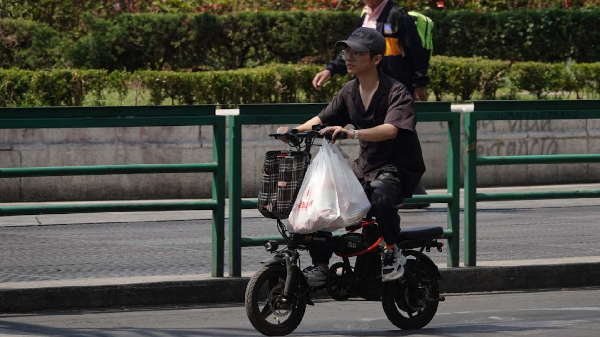 Ahora los conductores de scooters y bicicletas eléctricas deberán cumplir con ciertos requisitos para circular.