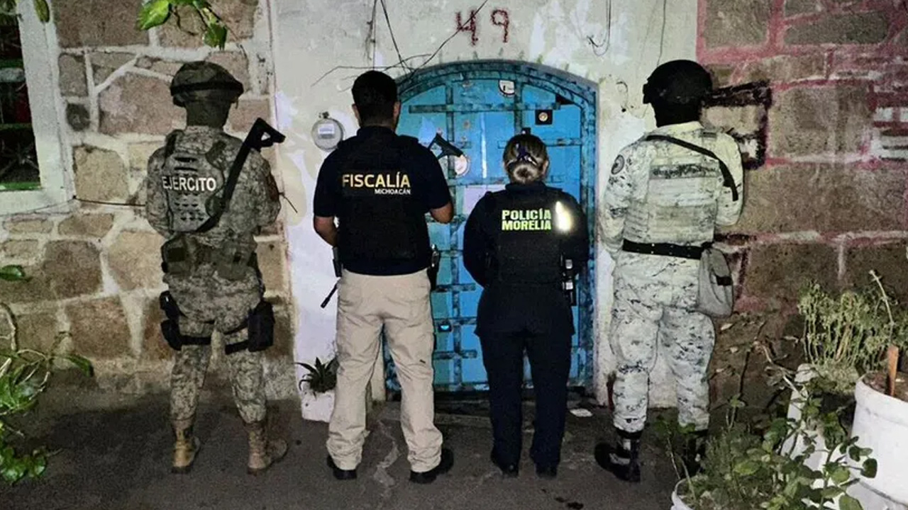 La Fiscalía de Michoacán ejecutó tres cateos en Morelia, donde detuvo a seis personas y aseguró 2 mil 414 dosis de droga.
