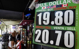 El valor del peso frente al dólar varía diariamente.