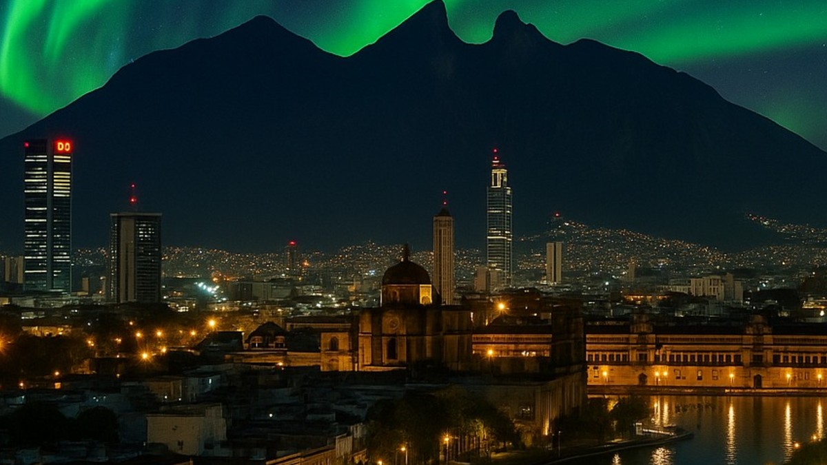 El Cerro de la Silla bajo un cielo regio iluminado por auroras boreales