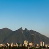 El Cerro de la Silla abarca 3 municipios de Nuevo León: Monterrey, Guadalupe y Santiago y tiene una altitud de mil 820 metros sobre el nivel del mar. El Cerro de la Silla abarca 3 municipios de Nuevo León: Monterrey, Guadalupe y Santiago y tiene una altitud de mil 820 metros sobre el nivel del mar.