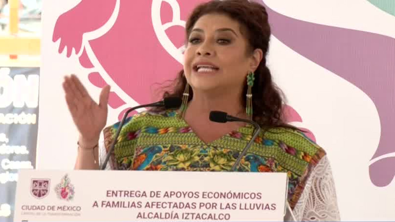 La jefa de Gobierno, Clara Brugada, entregó apoyos económicos y materiales a familias afectadas por las lluvias del 10 de agosto.