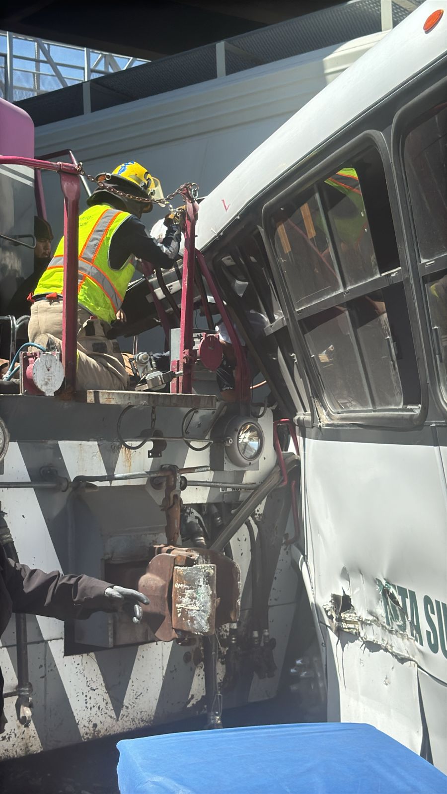 El conductor de un camión de la Ruta Sur Panteones-Dalias se salvó de milagro tras chocar contra un ferrocarril en la ciudad de Torreón. El conductor de un camión de la Ruta Sur Panteones-Dalias se salvó de milagro tras chocar contra un ferrocarril en la ciudad de Torreón.