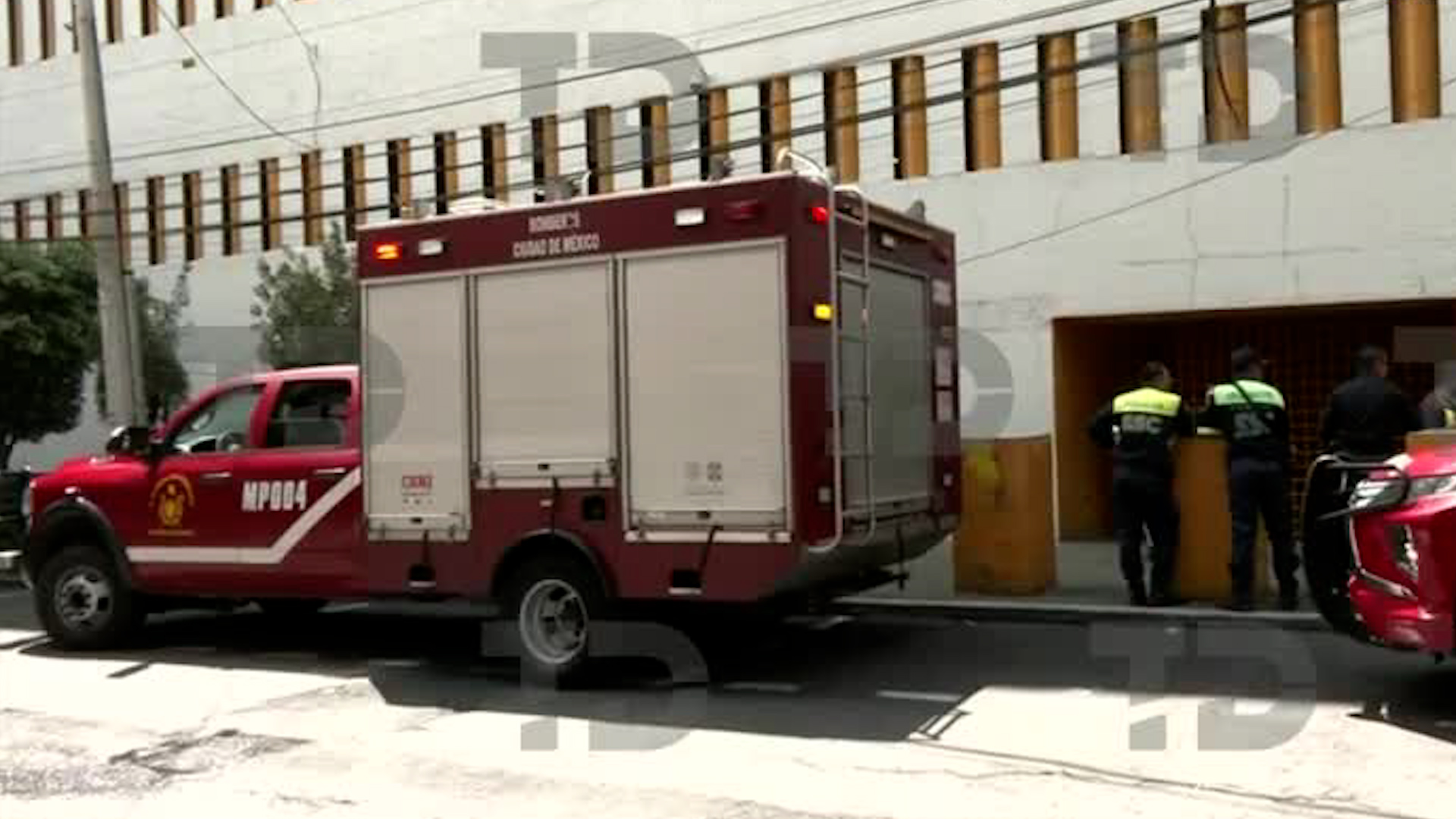 En la colonia Anzures, personal del cuerpo de Bomberos y Protección civil revisan las instalaciones por un presunto corto circuito.