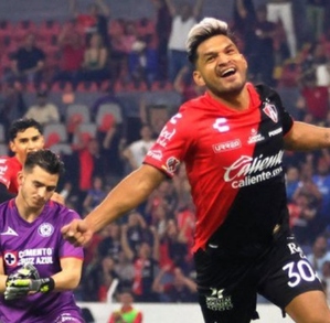 Eduardo Aguirre jugando para Atlas en Liga MX.