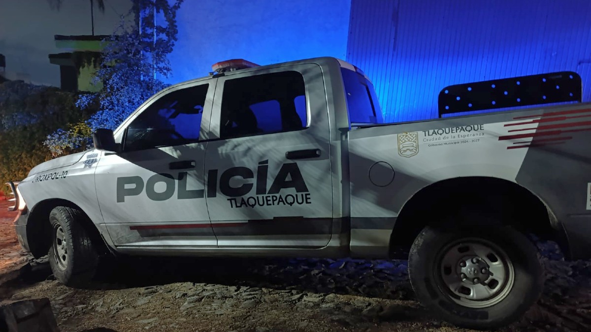Una unidad de transporte público embistió a un vehículo detenido en labores mecánicas matando a un padre y a su hija; el chofer huyó tras el impacto.