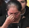 una mujer con la mano en la cara