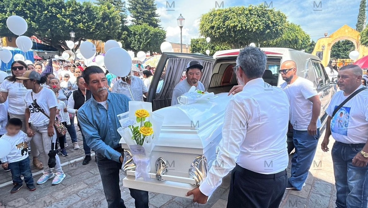 El féretro de Santiago, fue acompañado por alrededor de 150 personas que caminaron en procesión, llevando consigo globos blancos y entonando música de banda. El féretro de Santiago, fue acompañado por alrededor de 150 personas que caminaron en procesión, llevando consigo globos blancos y entonando música de banda.