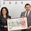 alejandro armenta y olivia salomón presentando el billete especial de la batalla de puebla