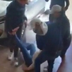 Pese a que la mujer ya estaba sometida los hampones continuaron arrastrándola en su vivienda, hecho que quedó grabado en las cámaras de seguridad. Pese a que la mujer ya estaba sometida los hampones continuaron arrastrándola en su vivienda, hecho que quedó grabado en las cámaras de seguridad.