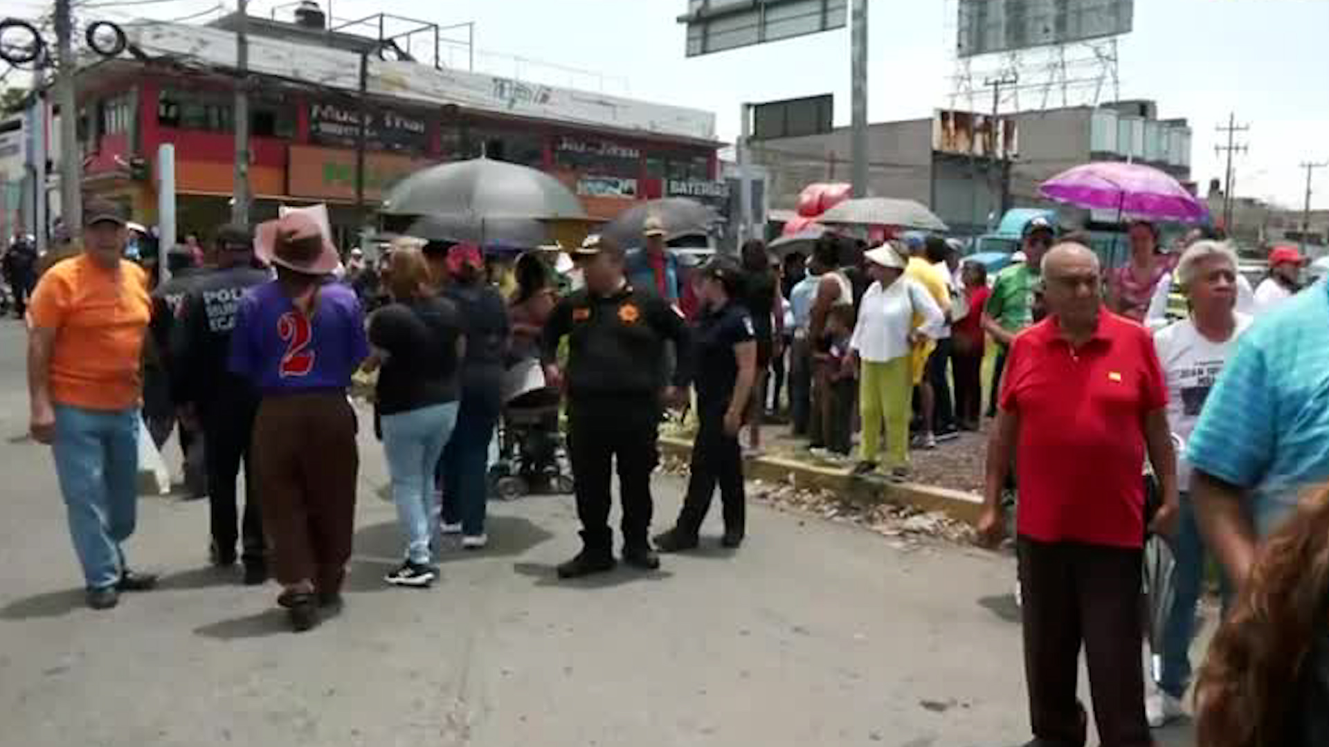 Personas de diversas colonias de Ecatepec realizan un bloqueo en la avenida Central, en cruce con la avenida México.