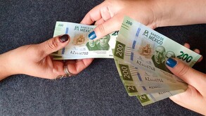 Autoridades y víctimas advierten sobre el peligro de caer en operan los préstamos ‘gota a gota’. Aquí te explicamos en qué consiste y cómo puedes evitar caer.