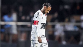 el campo visiblemente afectado y con lágrimas en los ojos luego del vergonzoso momento que vivió en el Campeonato Brasileño.