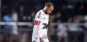 el campo visiblemente afectado y con lágrimas en los ojos luego del vergonzoso momento que vivió en el Campeonato Brasileño.