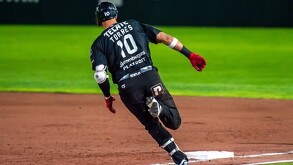Nick Torres se ha convertido ya en todo un ídolo para la afición de los Algodoneros Unión Laguna, luego de sus grandes actuaciones con el equipo guinda