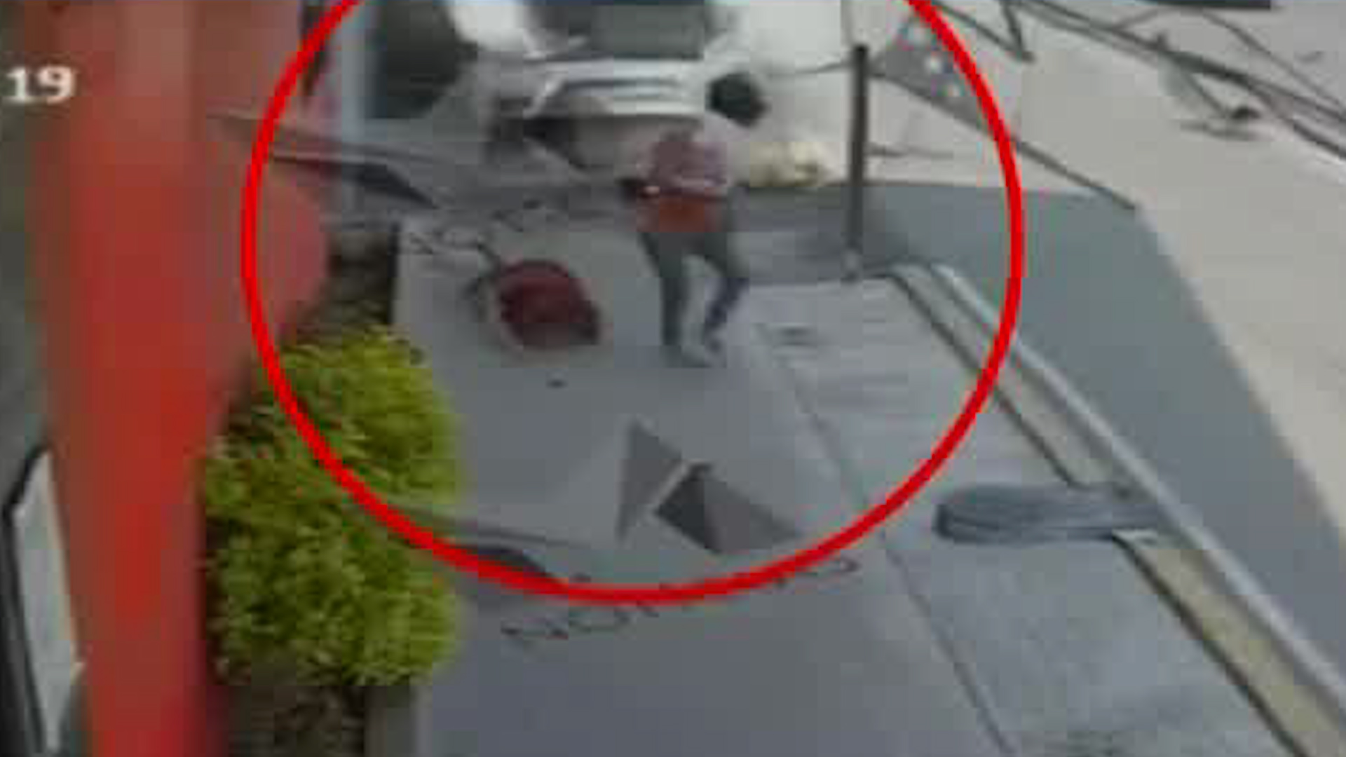 La pareja iba caminando con su bebé cuando un camión de carga casi los atropella en la alcaldía Gustavo A. Madero.
