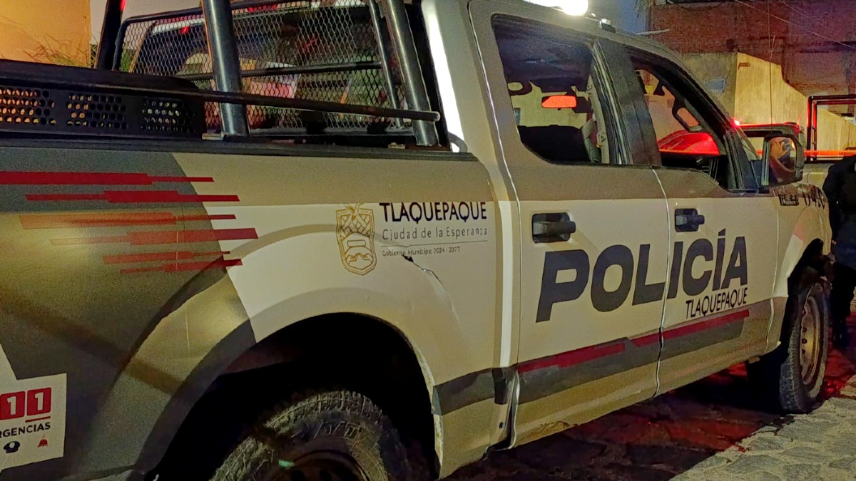 Una unidad de transporte público embistió a un vehículo detenido en labores mecánicas matando a un padre y a su hija; el chofer huyó tras el impacto.