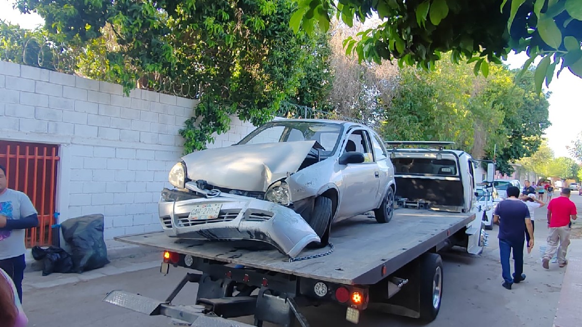 El exceso de velocidad y un bordo provocaron que el conductor de un vehículo Chevy terminará derribado el portón de una casa en el ejido El Tajito de Torreón.