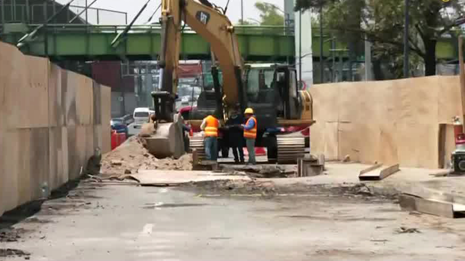 El socavón, de 4 metro de largo y 4 de profundidad, se generó a raíz de una fuga de agua que corre por debajo de los carriles centrales.