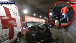 Dos mujeres derraparon de su moto en el bajopuente de Río Mixcoac, por lo que se solicitó una ambulancia.