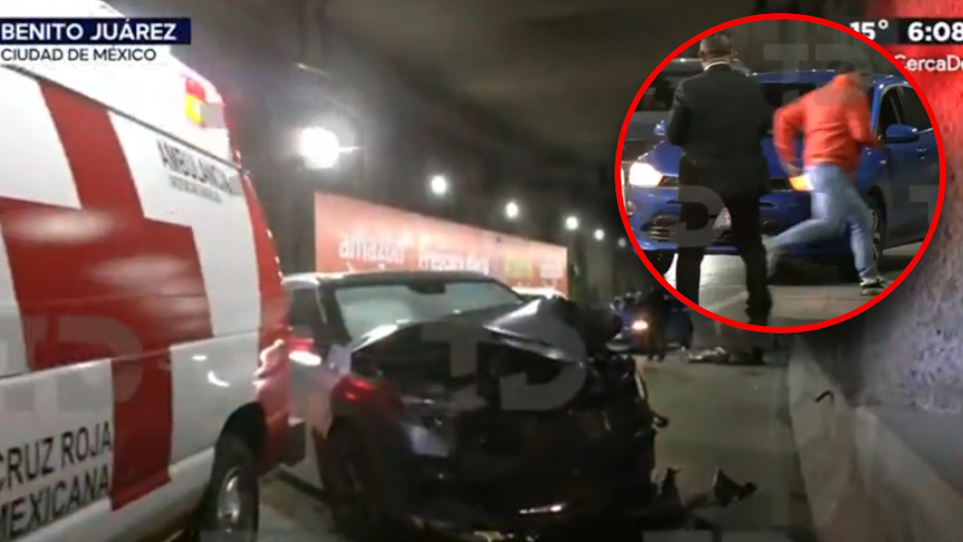 Una ambulancia estaba atendiendo un siniestro en el bajo puente de Río Mixcoac, a la altura Insurgentes Sur, cuando un auto lo impactó.