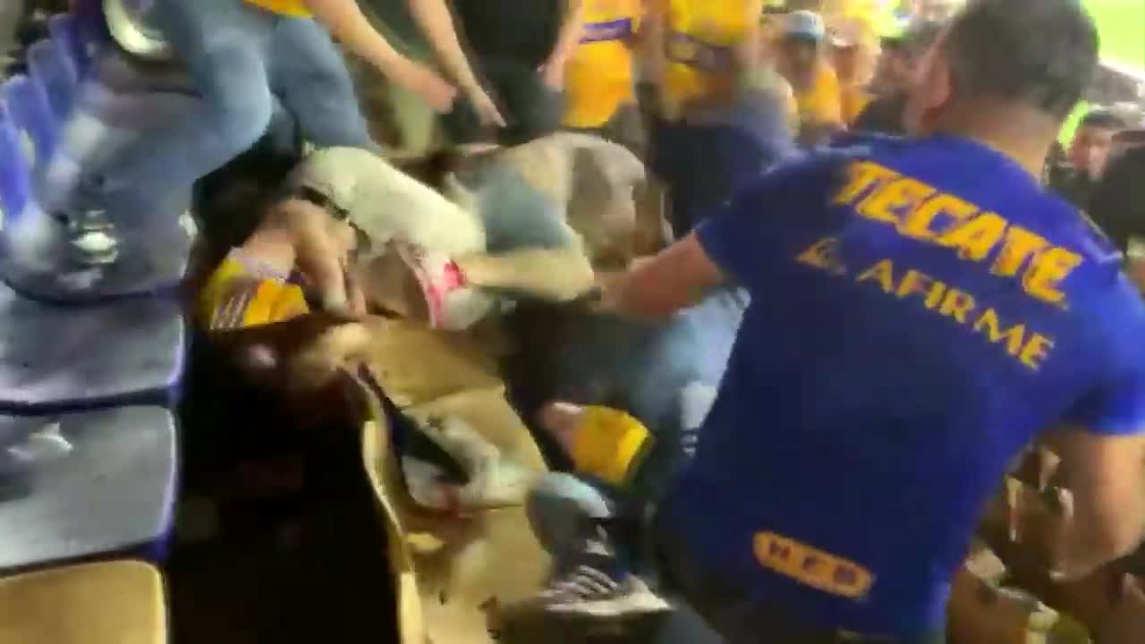 Al finalizar el partido Tigres vs América, riñas entre aficionados en el Estadio Universitario dejaron 3 detenidos y un hombre hospitalizado.