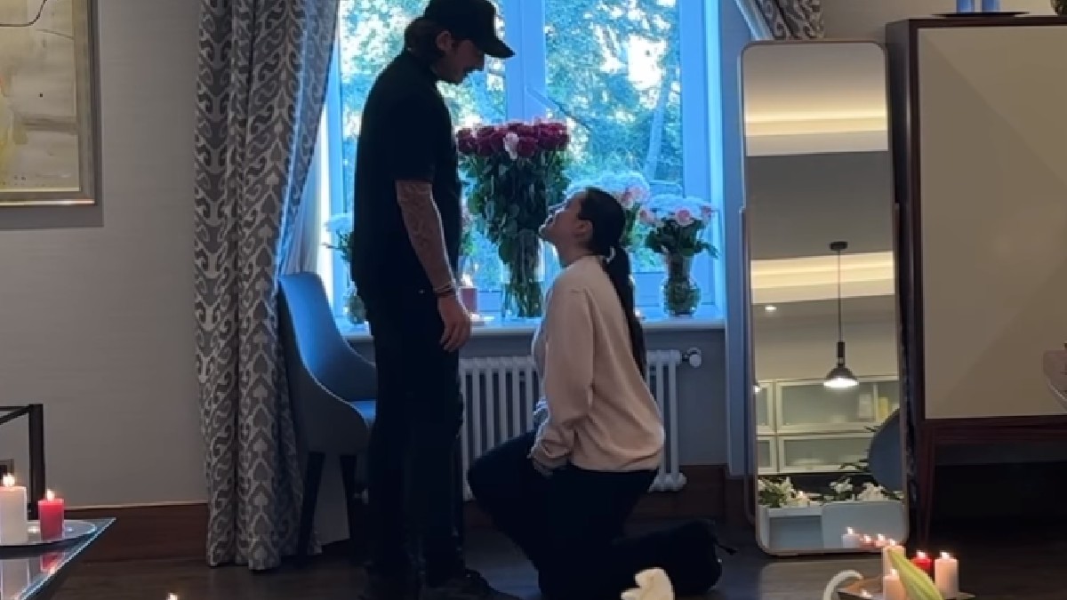 La actriz Bella Thorne preparó una romántica y simbólica propuesta de matrimonio para su pareja, el productor Mark Emms, a pesar de que se casaron en el 2024. La actriz Bella Thorne preparó una romántica y simbólica propuesta de matrimonio para su pareja, el productor Mark Emms, a pesar de que se casaron en el 2024.