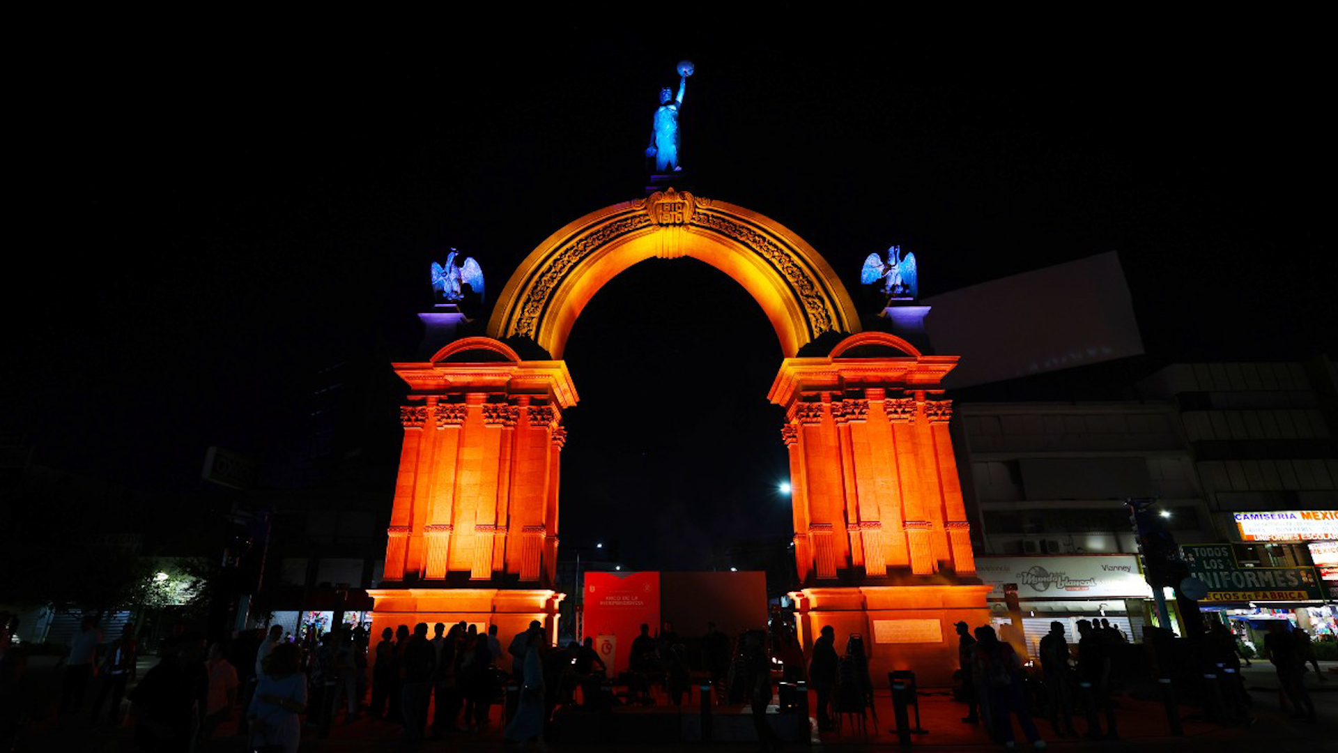La restauración forma parte de los festejos por los 200 años de Nuevo León y busca posicionar al Arco como punto turístico rumbo al Mundial 2026.