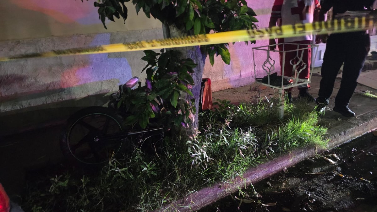 Un motociclista perdió la vida luego de haber derrapado y chocar contra un poste de concreto, esto en la colonia La Cortina de Torreón. Un motociclista perdió la vida luego de haber derrapado y chocar contra un poste de concreto, esto en la colonia La Cortina de Torreón.