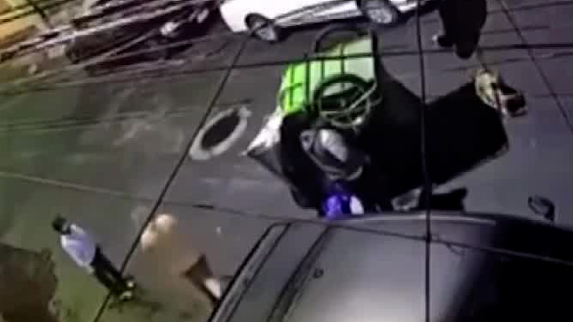 El video de seguridad muestra el momento en que la cabina se desprendió del mototaxi que manejaba con un pasajero.