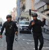 policías caminan en una calle de puebla