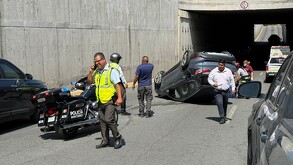 Camioneta BMW volcada al sur de Monterrey