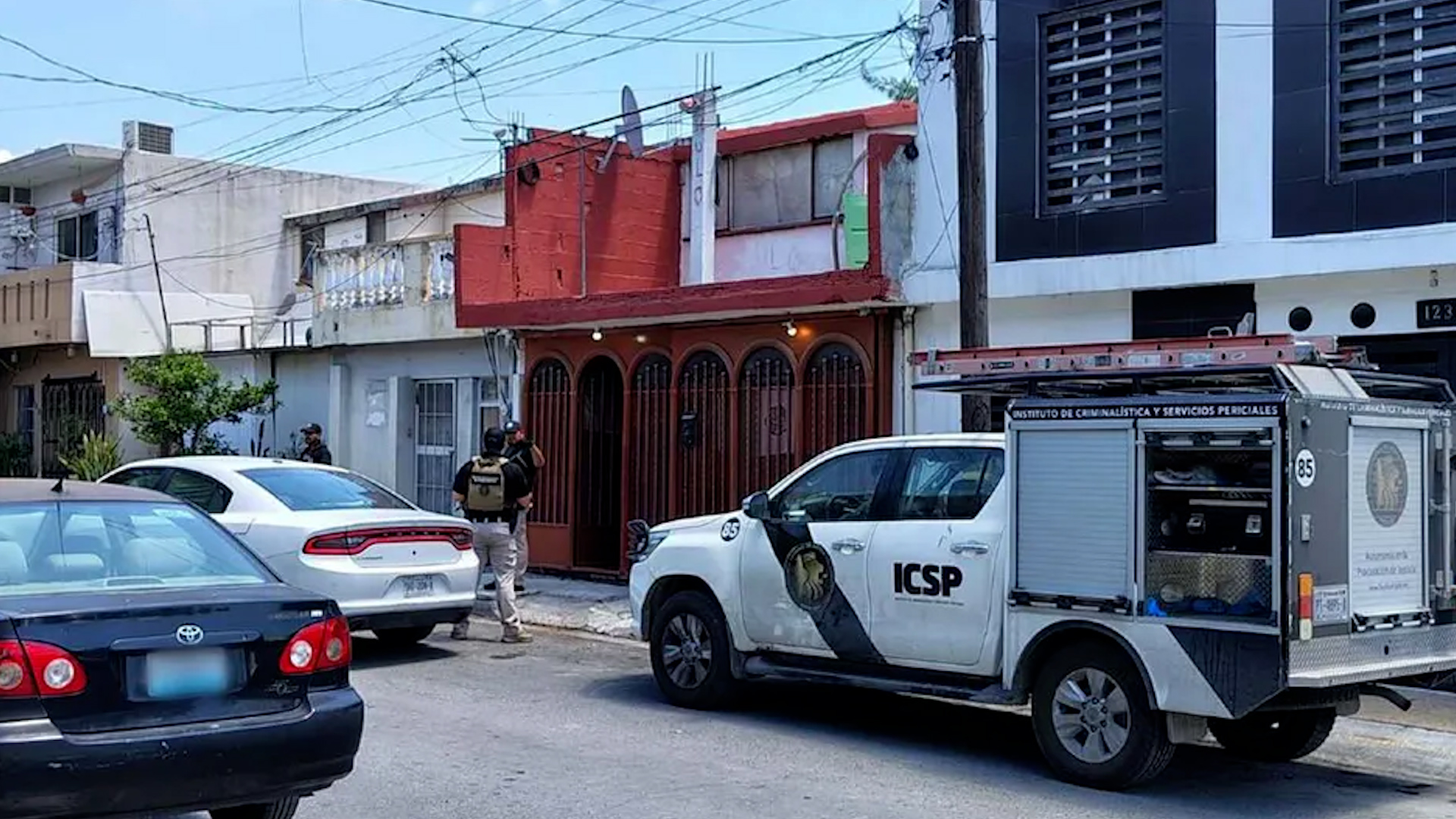 Elementos de la Fiscalía Especializada Antisecuestro de Nuevo León catearon un domicilio en la colonia La Joya en Guadalupe, Nuevo León.
