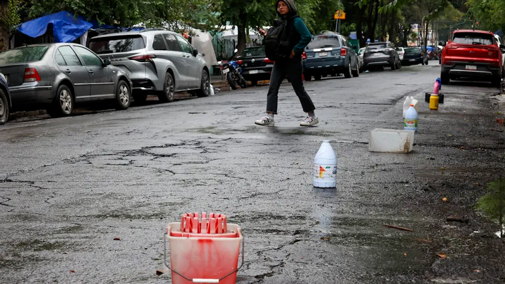 El Congreso de la Ciudad de México aprobó la ley que propone sanciones para quienes aparten o cobren dinero por estacionamiento en espacios públicos.