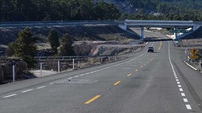 Un conductor de autobús perdió la vida la madrugada de este martes, tras ser atropellado por una camioneta mientras intentaba cruzar una carretera.