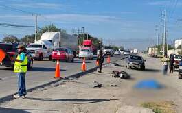 Un motociclista murió luego de un choque con un automóvil compacto sobre la carretera Monterrey-Nuevo Laredo, en Ciénega de Flores, Nuevo León.