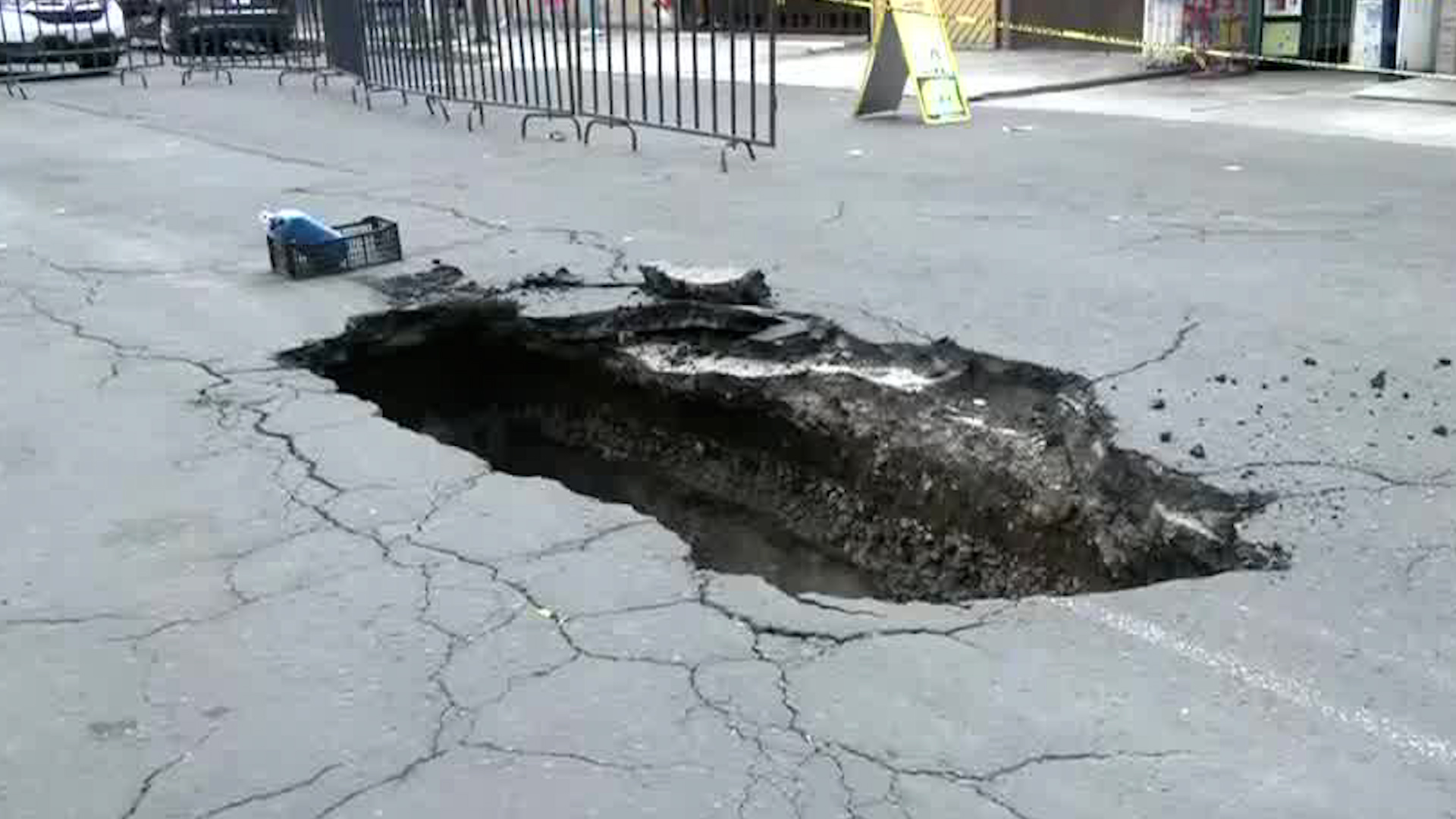 En la colonia Vicente Guerrero, el socavón de tres metros de profundidad se habría formado por una fuga desde hace una semana.