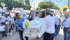 El féretro de Santiago, fue acompañado por alrededor de 150 personas que caminaron en procesión, llevando consigo globos blancos y entonando música de banda.