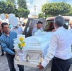 El féretro de Santiago, fue acompañado por alrededor de 150 personas que caminaron en procesión, llevando consigo globos blancos y entonando música de banda. El féretro de Santiago, fue acompañado por alrededor de 150 personas que caminaron en procesión, llevando consigo globos blancos y entonando música de banda.