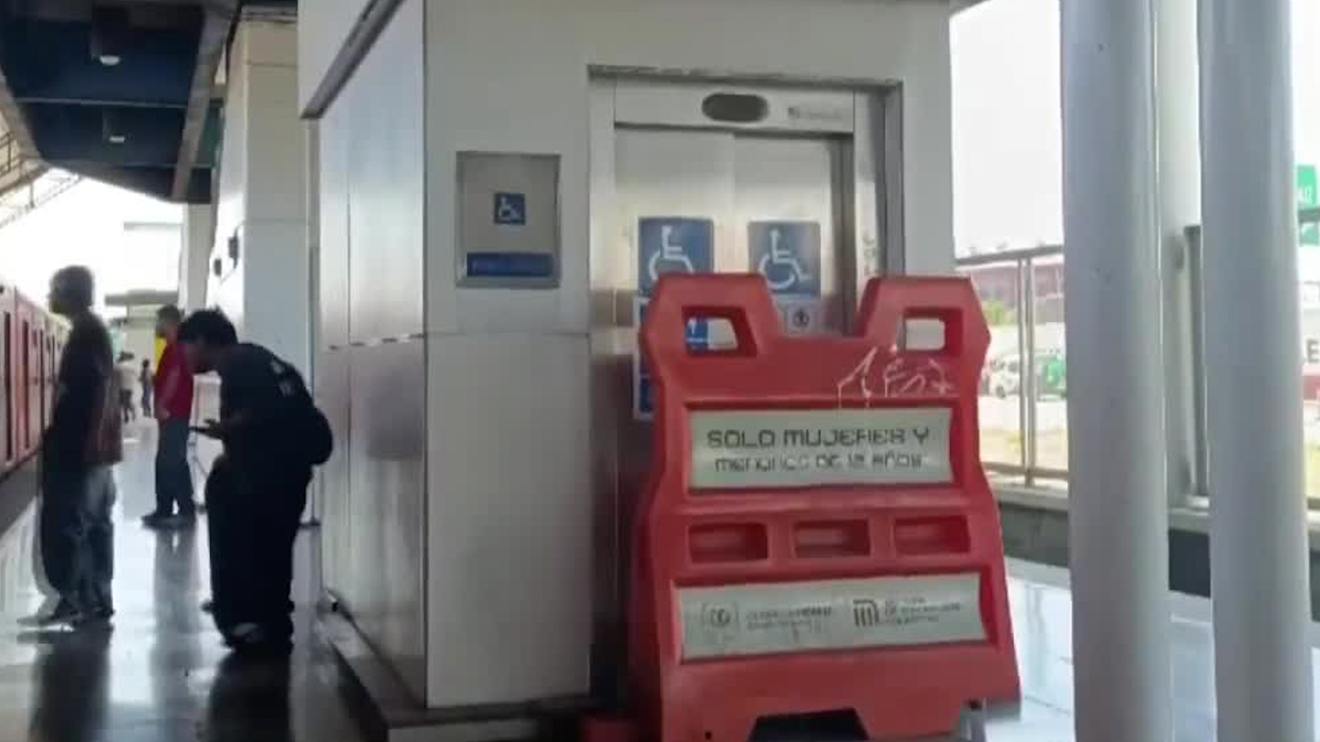 Usuarios de la línea B del metro aseguran que muchos de los elevadores de esta línea se encuentran fuera de servicio.