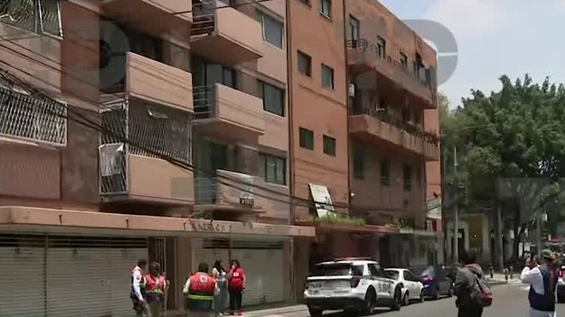 En la alcaldía Cuauhtémoc un flamazo provocó daños a la puerta de un balcón de una de las viviendas.