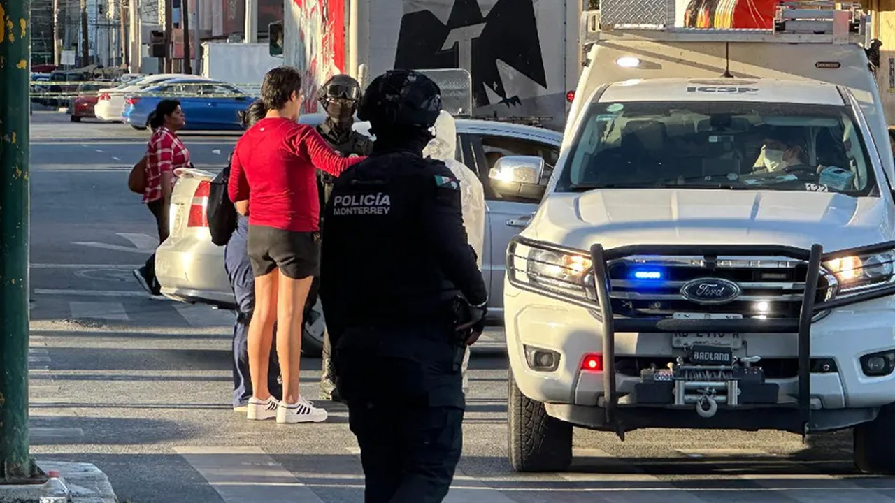 Autoridades investigan la muerte repentina de un hombre de la tercera edad la tarde del lunes 18 de agosto en el Centro de Monterrey.