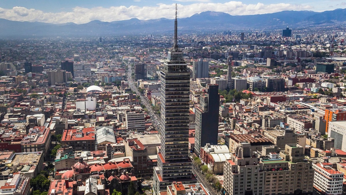 La Torre Latino fue el edificio más alto de la ciudad. Su ubicación la convierte en un ícono que representa la mezcla de historia y modernidad de la capital.