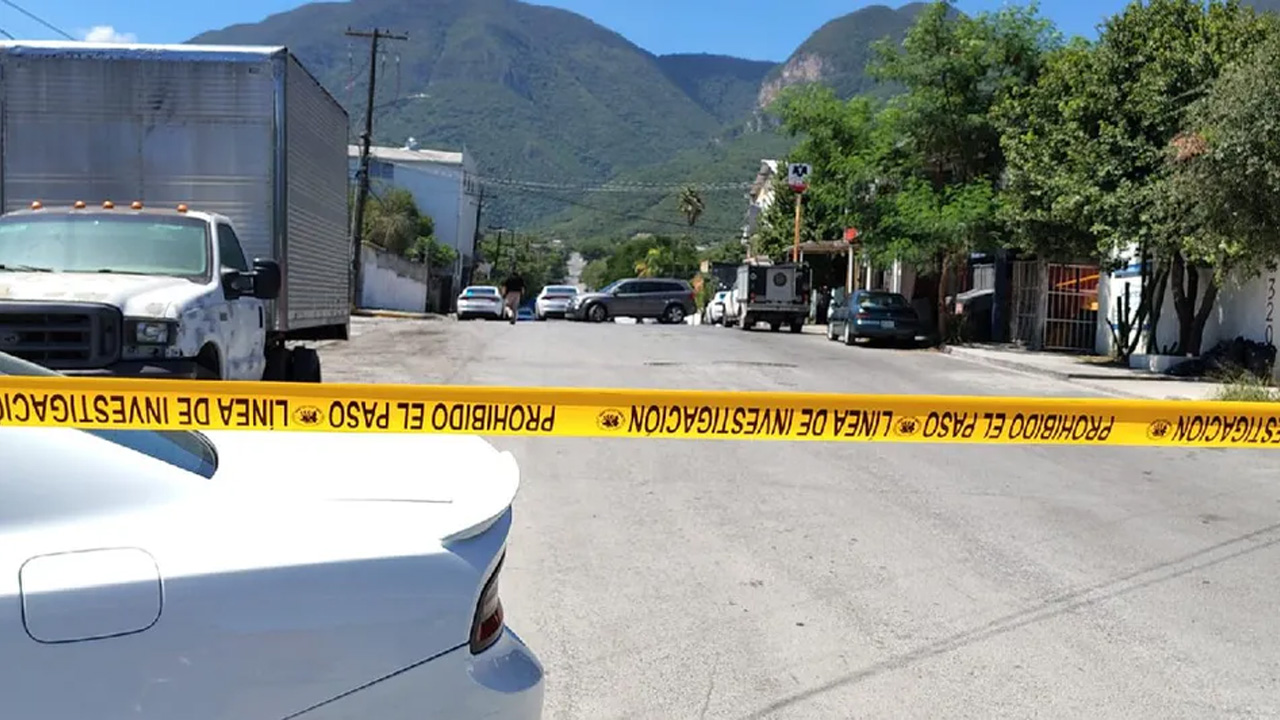 Agentes ministeriales catean una nave industrial en Guadalupe tras presunto hallazgo de objetos de un tráiler robado.
