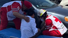 Elementos de Tránsito Municipal acudieron al lugar y aseguraron al conductor para deslindar responsabilidades tras atropellar a la adulta mayor.