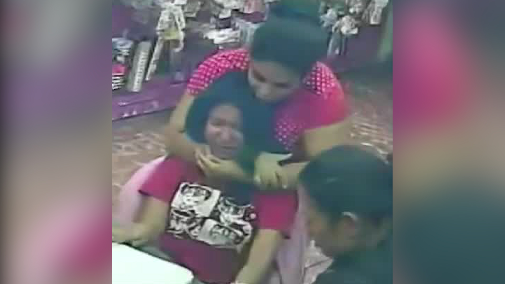Las cámaras de seguridad del negocio de bisutería ubicado en la colonia Metropolitana captaron el momento de la agresión contra la empleada.
