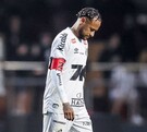 el campo visiblemente afectado y con lágrimas en los ojos luego del vergonzoso momento que vivió en el Campeonato Brasileño.