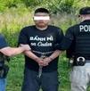 un hombre detenido por dos policías