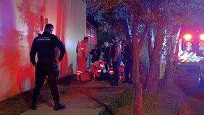Un policía de Guadalajara fue agredido con una botella durante una revisión precautoria en La Purísima; el agresor quedó detenido y enfrenta proceso legal.